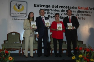 Entrega Jefe de Gobierno el Libro de Recetas Saludarte a padres de familia