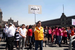 Se realiza en edificios de la CDMX simulacro de evacuación por supuesta amenaza de bomba