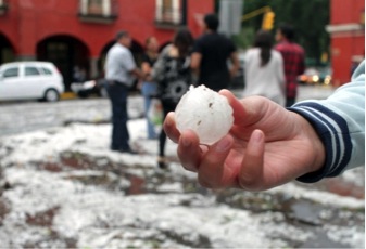 El GCDMX apoyará con material a las familias que sufrieron daños en sus techos en Cuajimalpa por la granizada