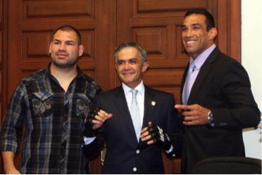 Recibe Jefe de  Gobierno a los campeones mundiales de Kick Boxing, entre ellos el mexiconorteamericano Caín Velásquez