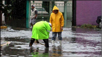 La basura arrojada en la calle enemigo número Uno en temporada de lluvias