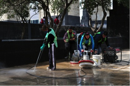 Cada año se retiran de Plaza de la República y Monumento a la Revolución Un millón 326 mil chicles pegados al piso