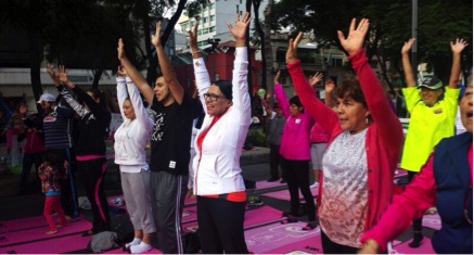 Capitalinos se ejercitan en clase masiva de Yoga