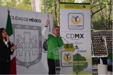 “El Maratón Verde”, tendrá la participación de 10 corredores de Élite. Mancera presentó la Medalla “E” y la playera oficial del Maratón Internacional de la CDMX