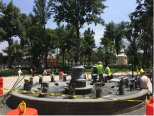 A diario se levantan de la Alameda Central 500 chicles masticados,  pegados en los pasillos