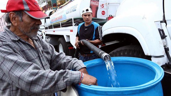 El agua, advertencias tardías, oídos sordos