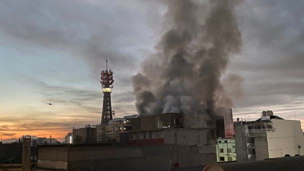 El incendio y la carcacha anaranjada