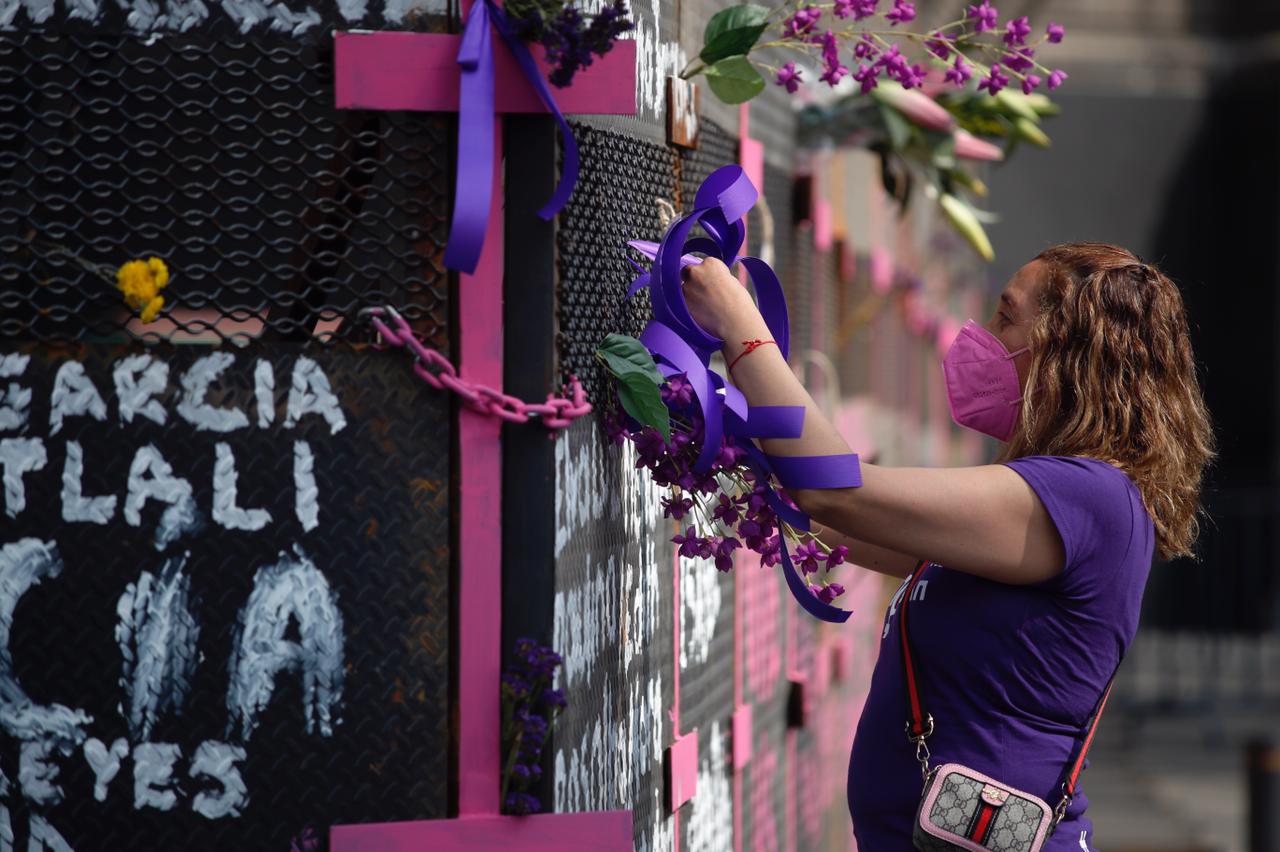 Mujeres adentro; mujeres afuera