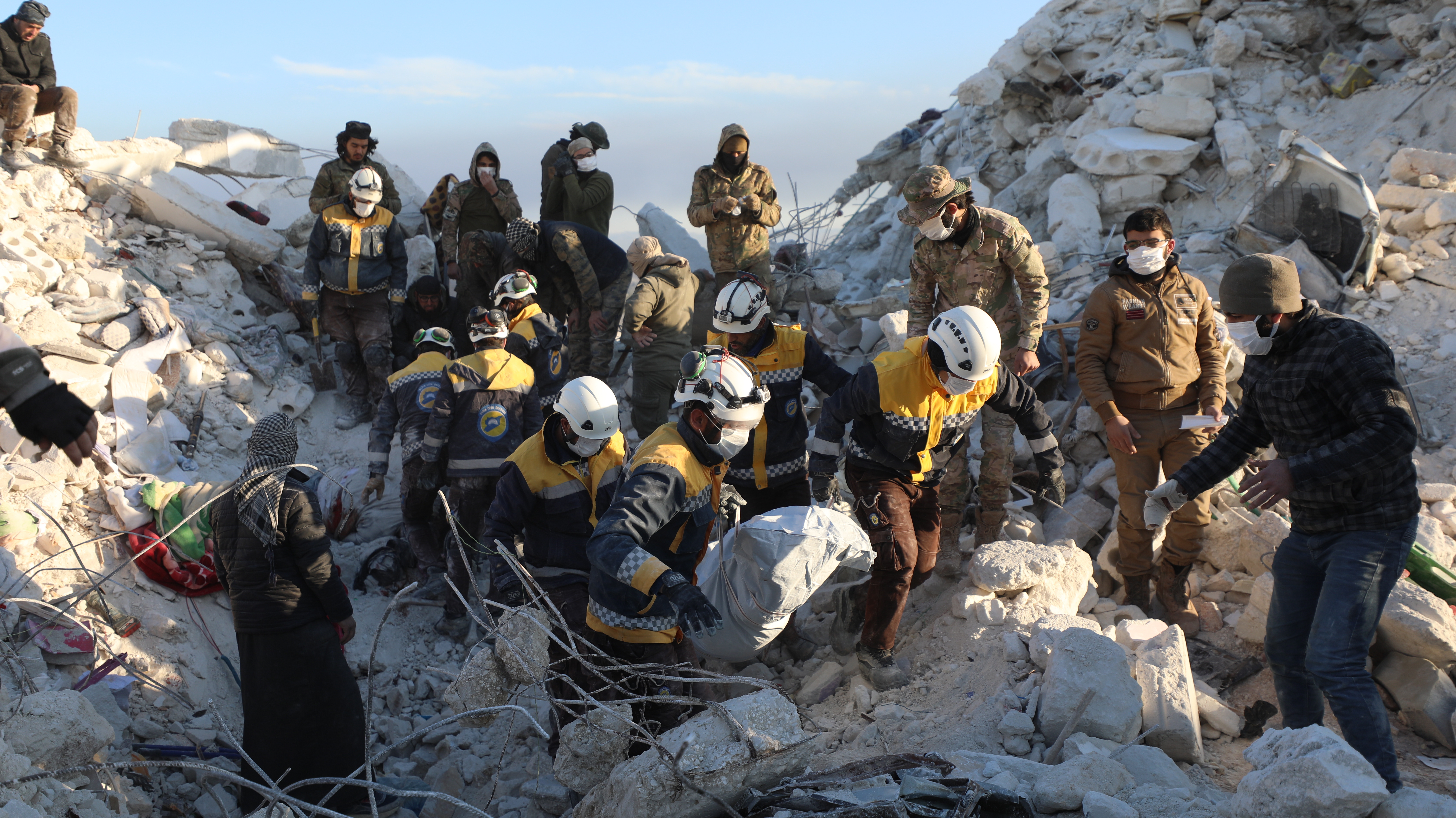 Rescatan a bebé tras 90 horas bajo los escombros por sismo en Turquía y Siria; van 23,200 muertos