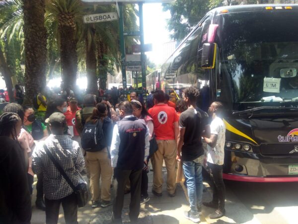 Con rumbo desconocido inicia nuevo traslado de migrantes de  la Pequeña Haití de la plaza Giordano Bruno