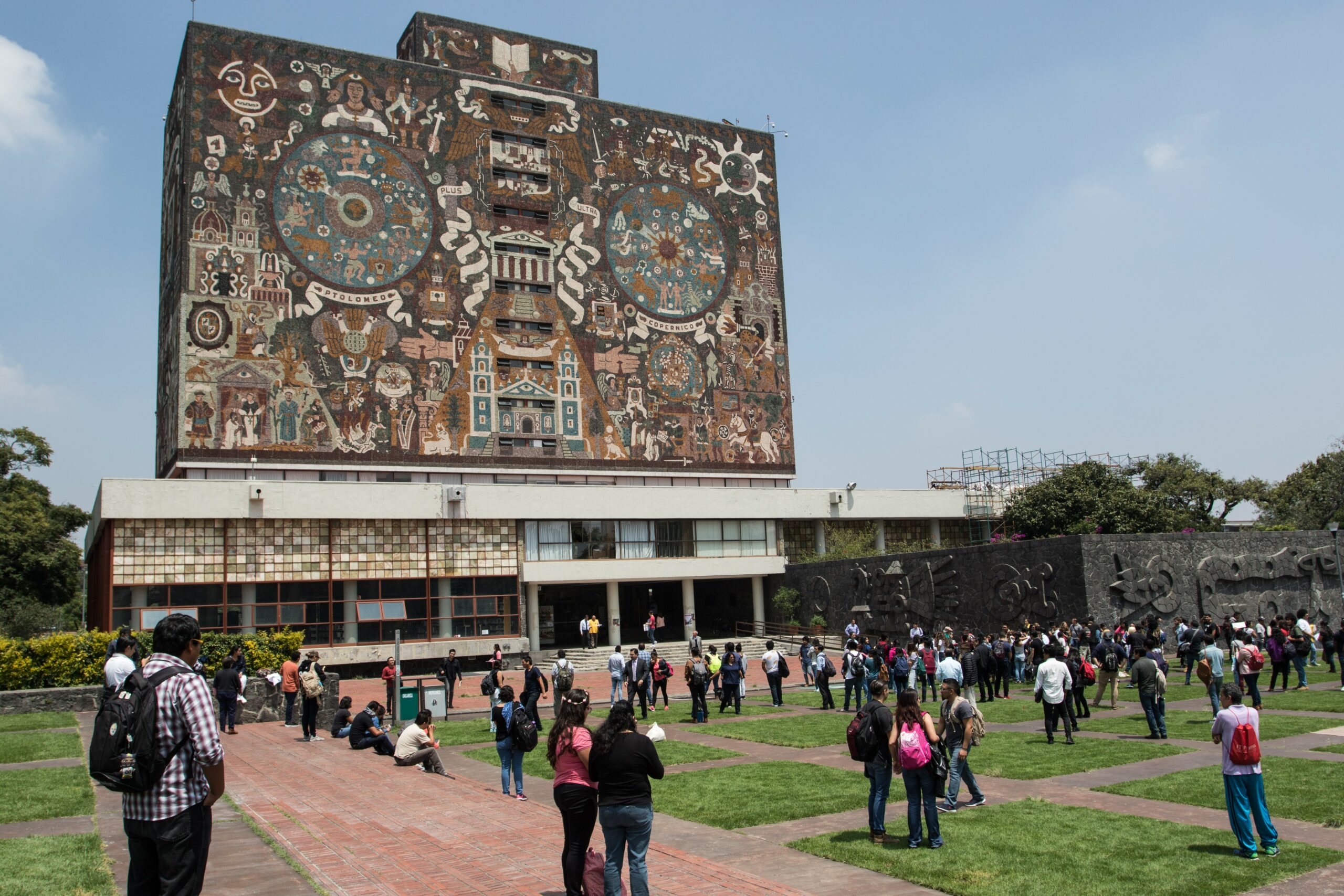 Diputado de la 4T hace eco a ataques de AMLO a la UNAM; propone cambiar método para elegir al rector