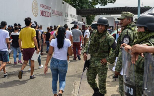 Ministro de la SCJN propone quitar a la GN el resguardo de estaciones migratorias