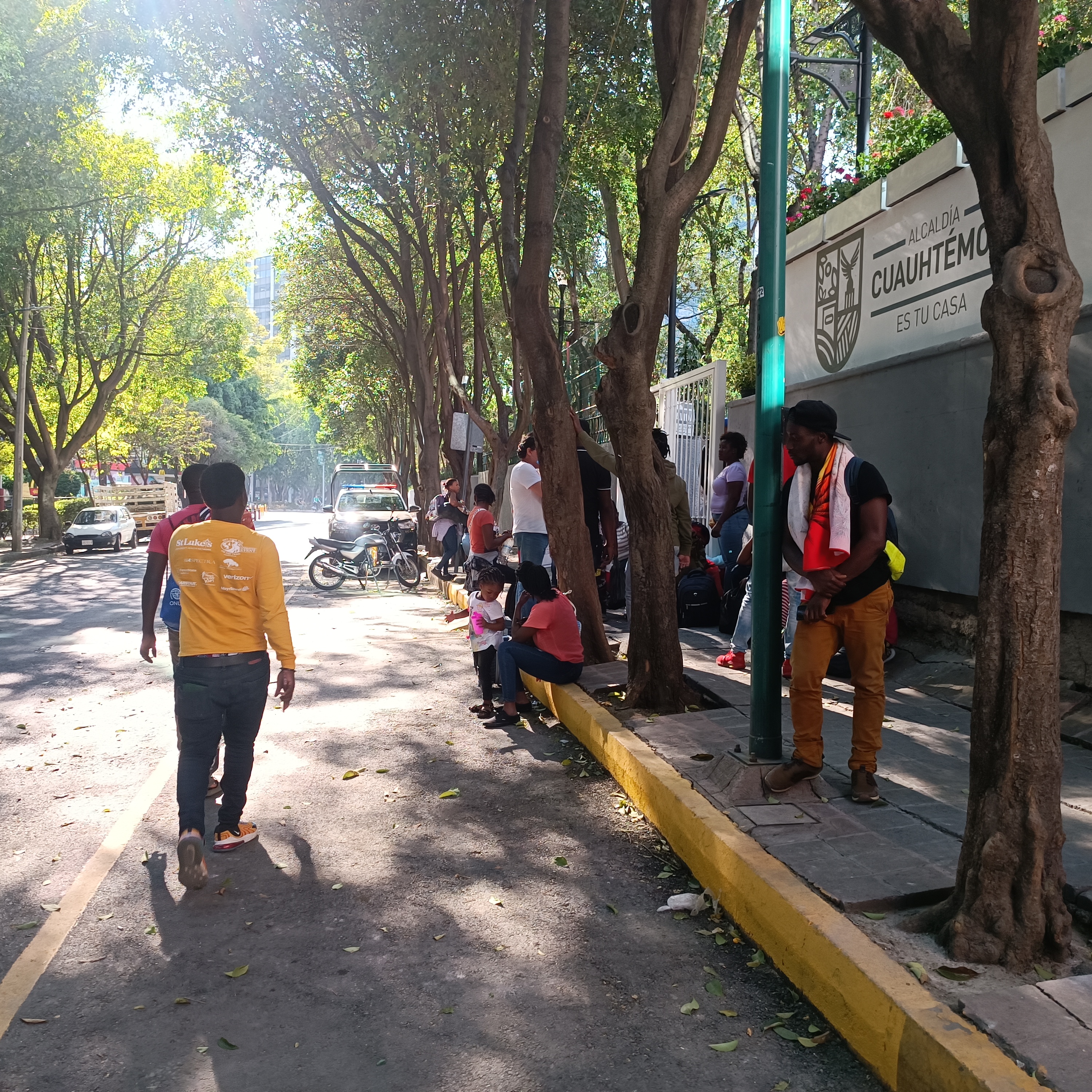 En dos días la oleada haitiana satura albergues GCDMX y Cuauhtémoc; están otra vez en la Plaza Giordano