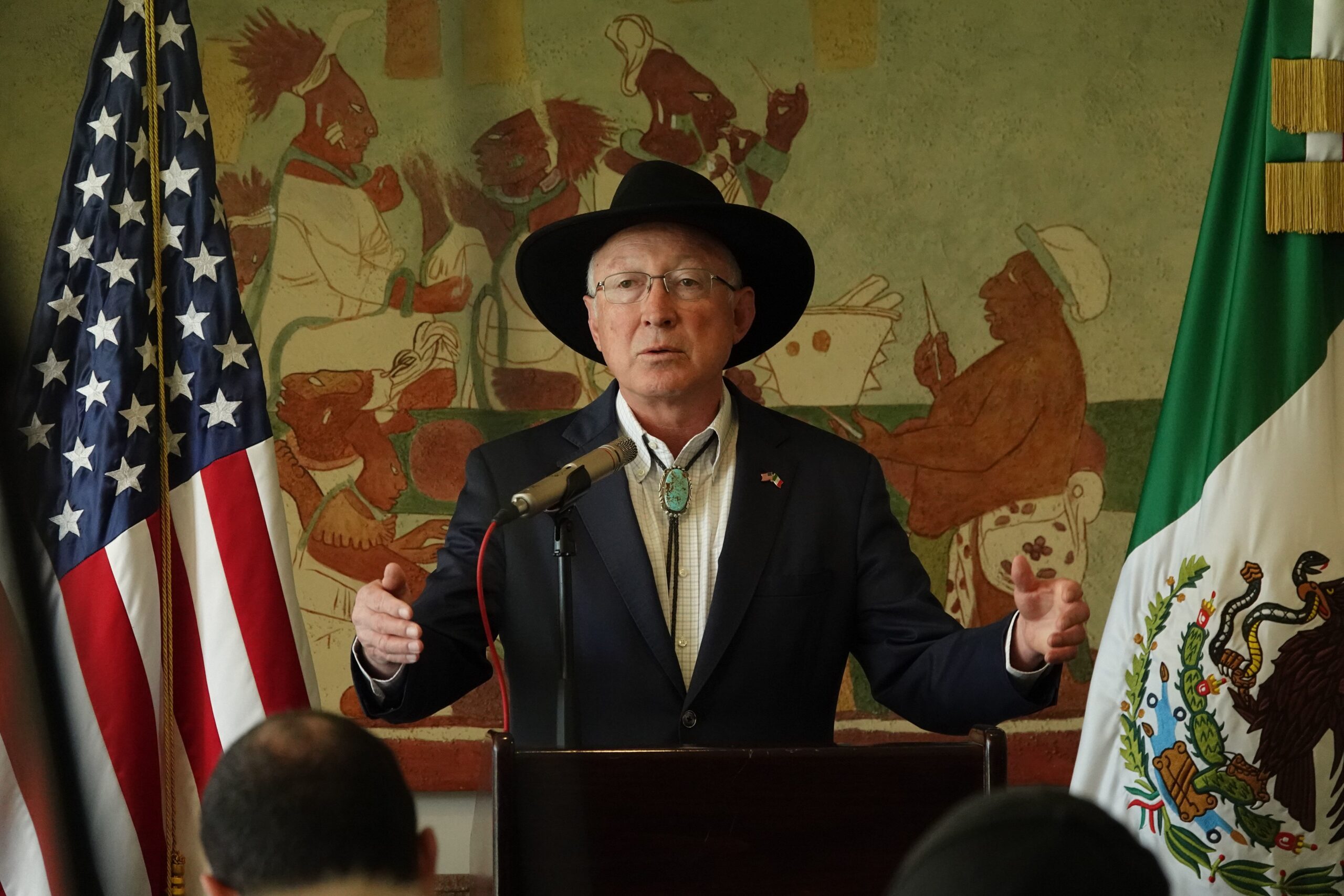 La lucha contra cárteles en México ya es global, asegura Ken Salazar