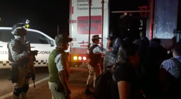 Rescatan a 209 migrantes que fueron abandonados en la caja de un tráiler, en Veracruz