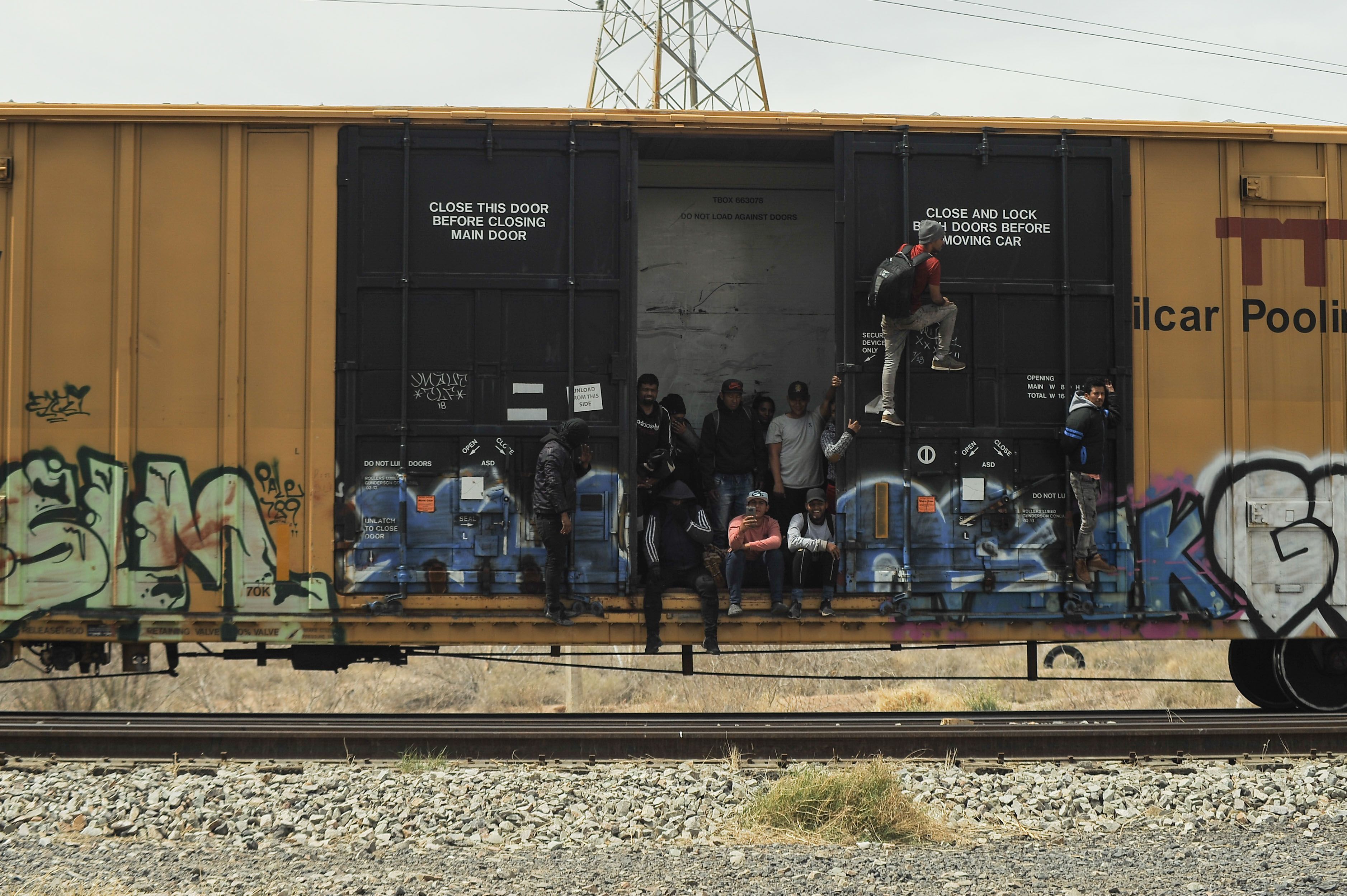 Migrantes rompen cadenas de centro del INM en Chiapas; huyen para evitar otra tragedia