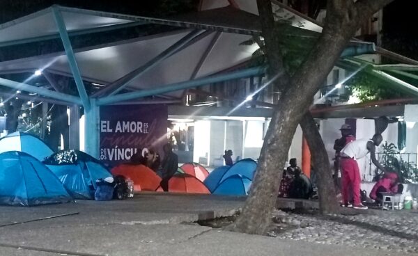 Albergue Tláhuac se desmantela, se llevan a mil migrantes en autobuses con rumbo desconocido y reaparece Pequeña Haití en la Colonia Juárez