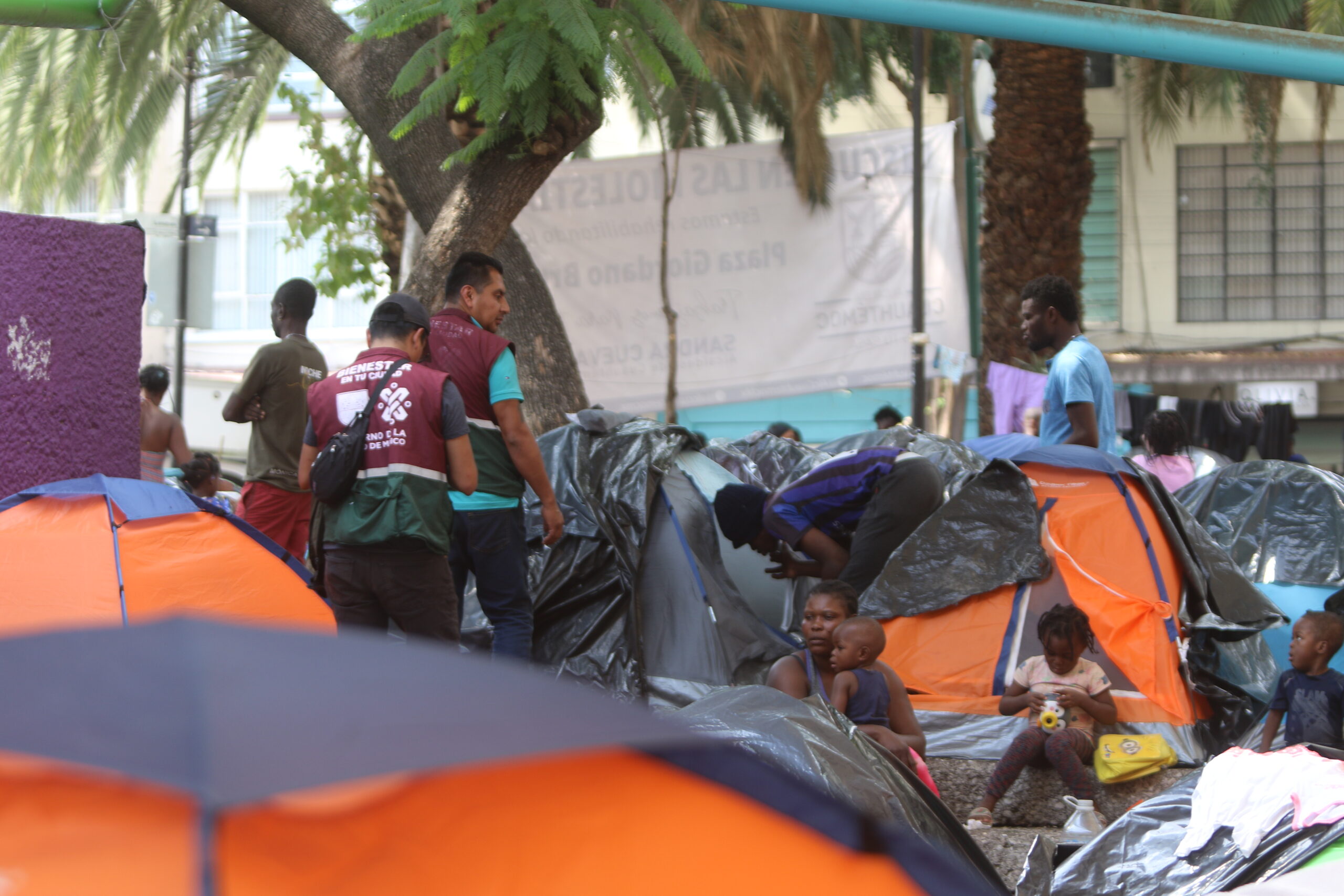 Y otra vez están los haitianos allí… y al gobierno sólo se le ocurre ofrecerles el albergue que cerró por inviable