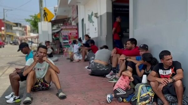 INM abandona a haitianos en Chiapas, donde más de 50 mil migrantes colapsan calles y albergues