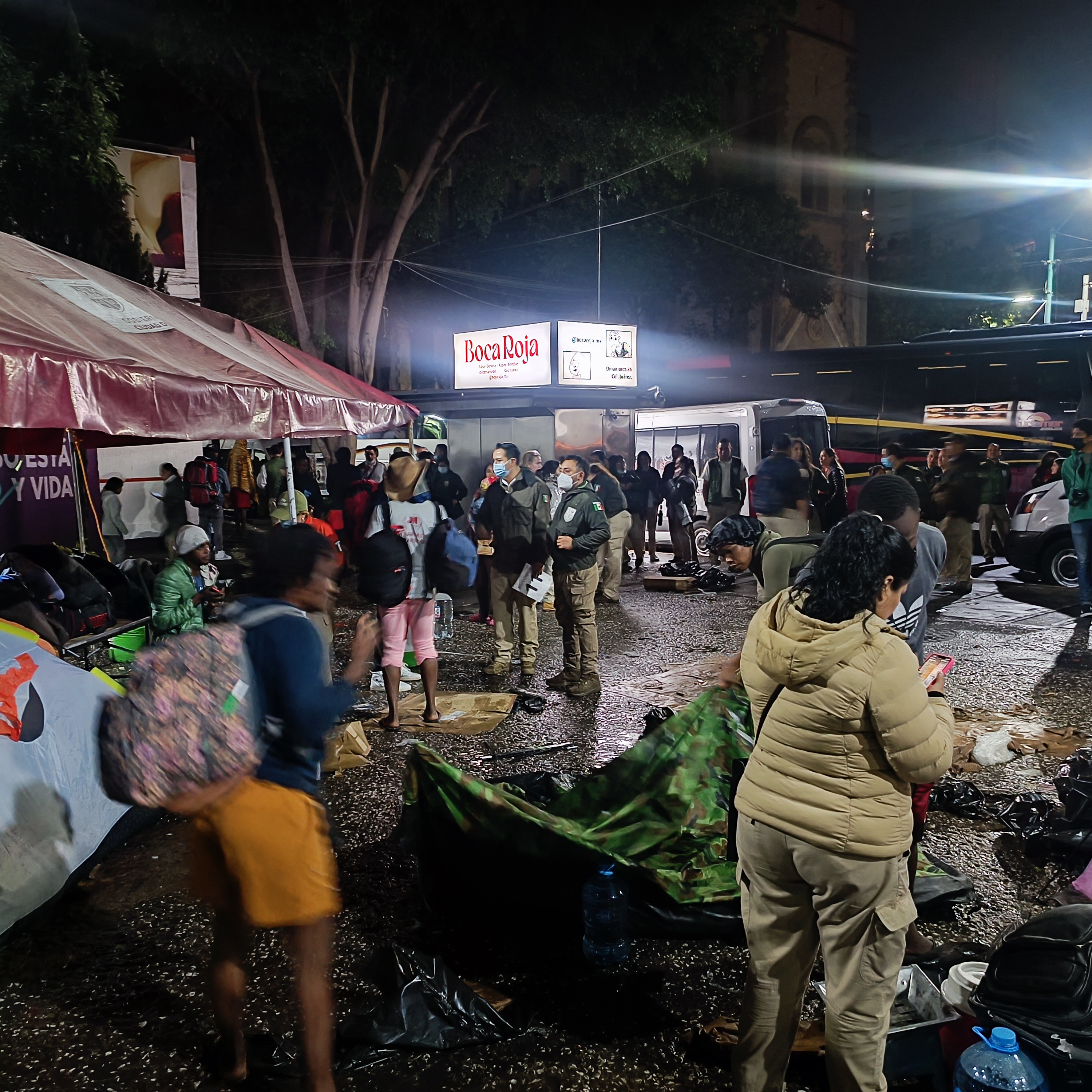 La Migra del inocente Garduño limpia la plaza de haitianos: los lleva a cuatro destinos elegidos de última hora