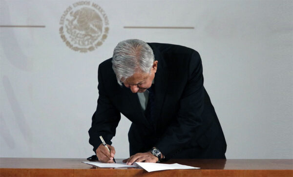 AMLO se aferra y firma nuevo «decretazo» para impedir que se rindan cuentas de obras de la 4T