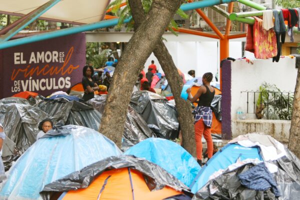 La Pequeña Haití llega a las 200 casas de campaña callejeras; ¿cuántos migrantes hay adentro? Nadie lo sabe