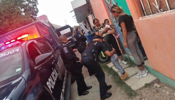 Llamada a la policía de Texcoco ayuda rescatar a niño que andaba solo por la carretera a Veracruz