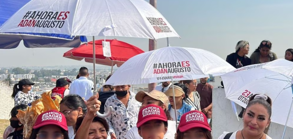 AMLO presenta a sus “Corcholatas” cual quinceañeras ante los poblanos