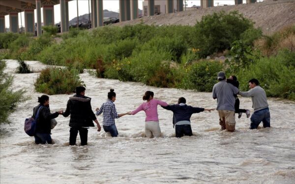 Migrantes mexicanos pagan hasta 141 mil pesos a traficantes para cruzar a EU