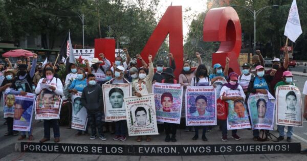 Juez federal dicta auto de formal prisión a 8 militares por el caso de los 43 de Ayotzinapa