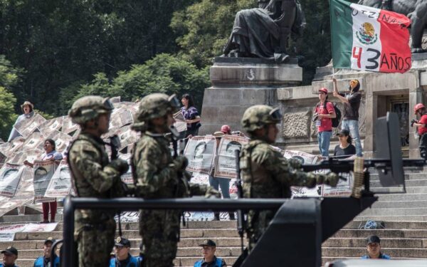 Expertos de Ayotzinapa se van de México con una verdad: El Ejército, implicado en la desaparición