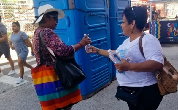 Activista regala en Veracruz 2,500 botellas con agua con la foto de 120  desaparecidos