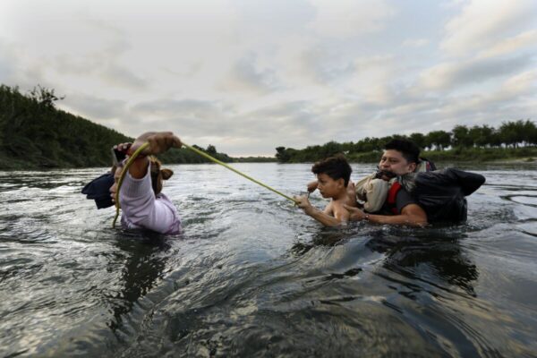 Agentes en Texas tienen orden de empujar a niños y bebés migrantes al Río Bravo