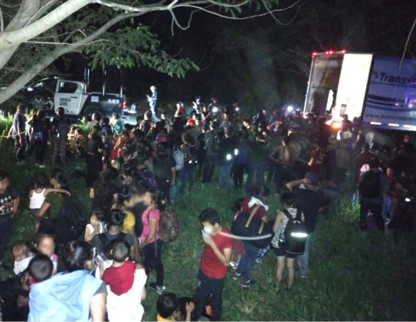 Rescatan en Veracruz a 206 migrantes «medicados» y abandonados en un tráiler