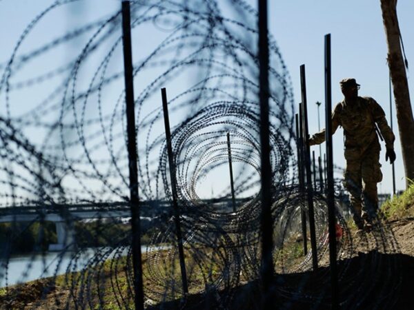 Granjeros en Texas van contra Abbott por invadir propiedades con alambrada antiimigrante