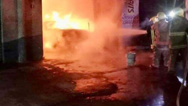 Otra vez Toluca: grupo armado ataca a comerciantes e incendia la Central de Abasto; 8 muertos