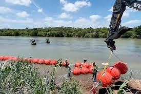 Operación antiinmigrante en Texas ya comenzó; colocan 304 metros de muro flotante sobre el Río Bravo