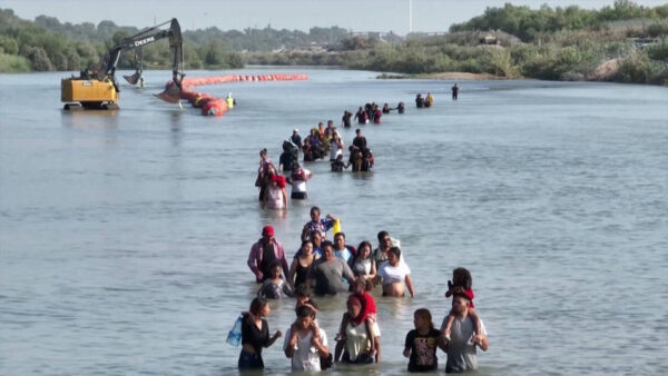 Gobernador de Texas se deslinda de muertes de migrantes en el Río Bravo