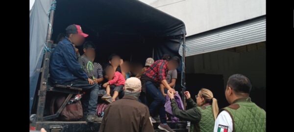 Rescatan en Puebla a 491 migrantes centraomericanos que estaban retenidos