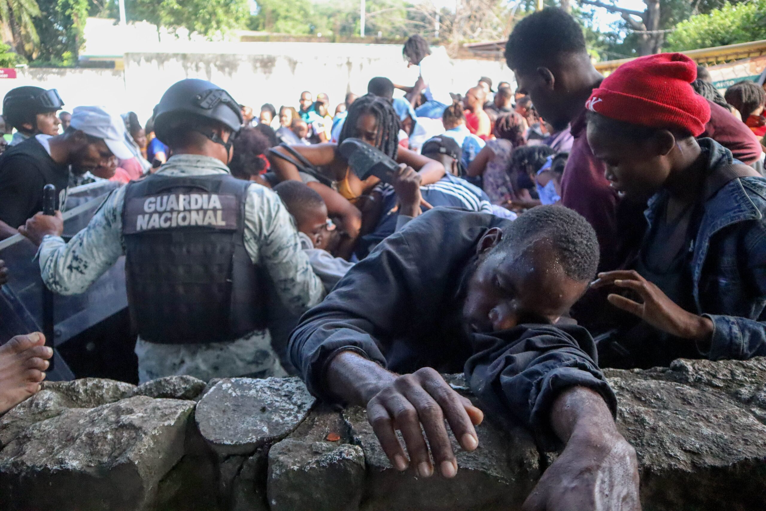 Chocan migrantes con fuerzas del orden tras estampida en Chiapas; se desata el caos ante nueva ola migrante