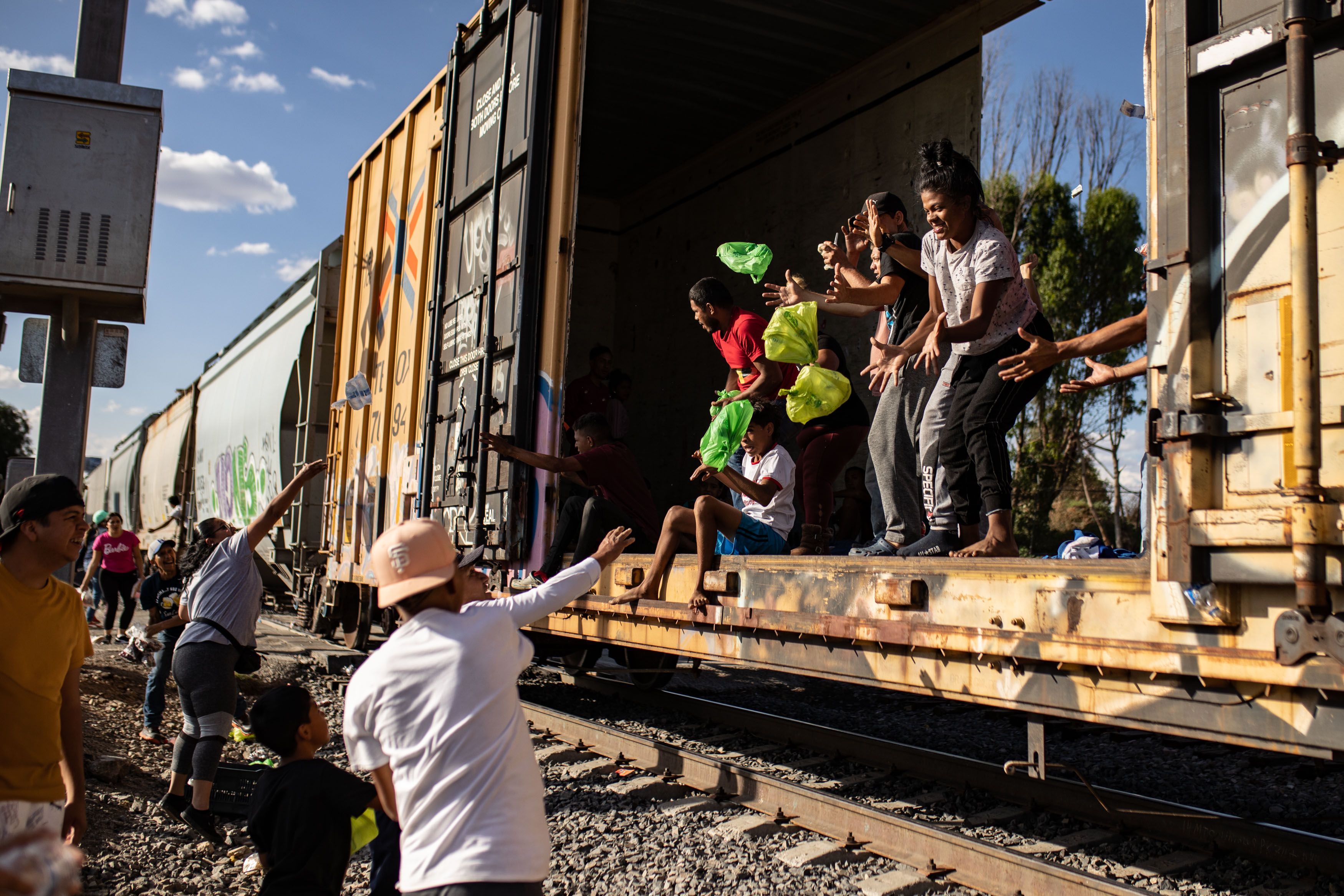 4T propone a Ferromex aumentar seguridad para evitar que migrantes aborden trenes