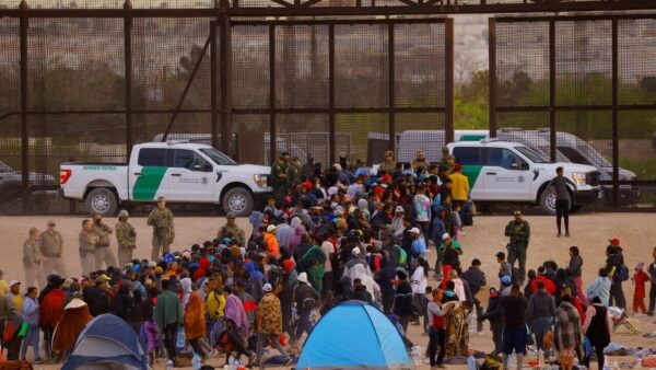 Marabunta migrante sin control pone en jaque a Ciudad Juárez y El Paso