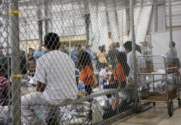 Repiten la historia: separan a niños migrantes de sus padres en centros de detención de Texas