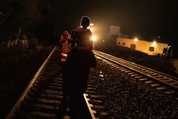 Unos 5,000 migrantes trepan al vuelo para no ser dejados por el tren