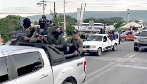 Hartazgo en Chiapas: pobladores ovacionan a grupo armado por liberar una carretera