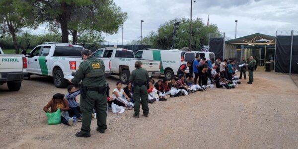 Alguaciles de Arizona se lanzan a la caza de migrantes que crucen desde México