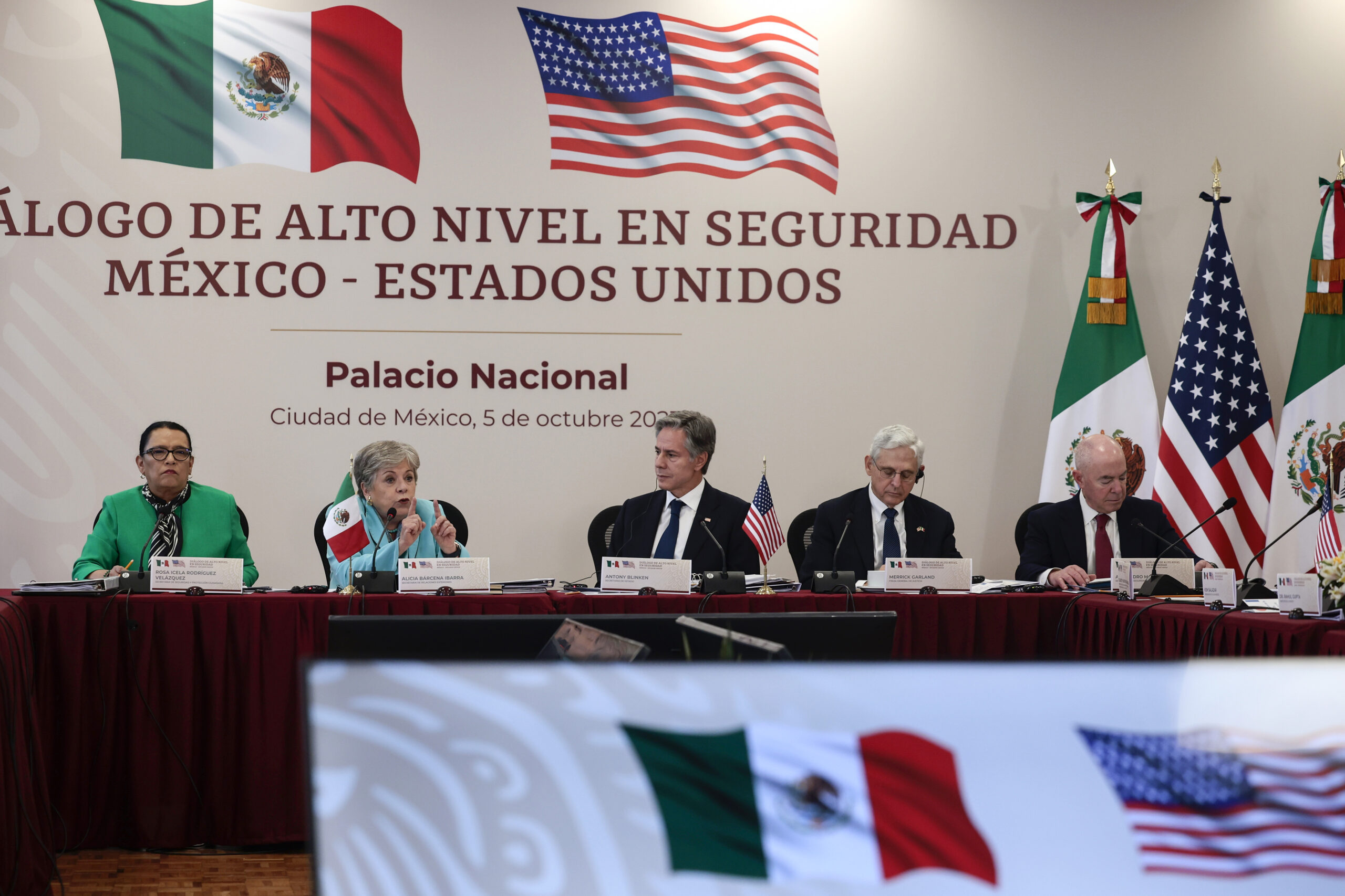 México promete a EU combatir el fentanilo; urge a Washington frenar tráfico de armas