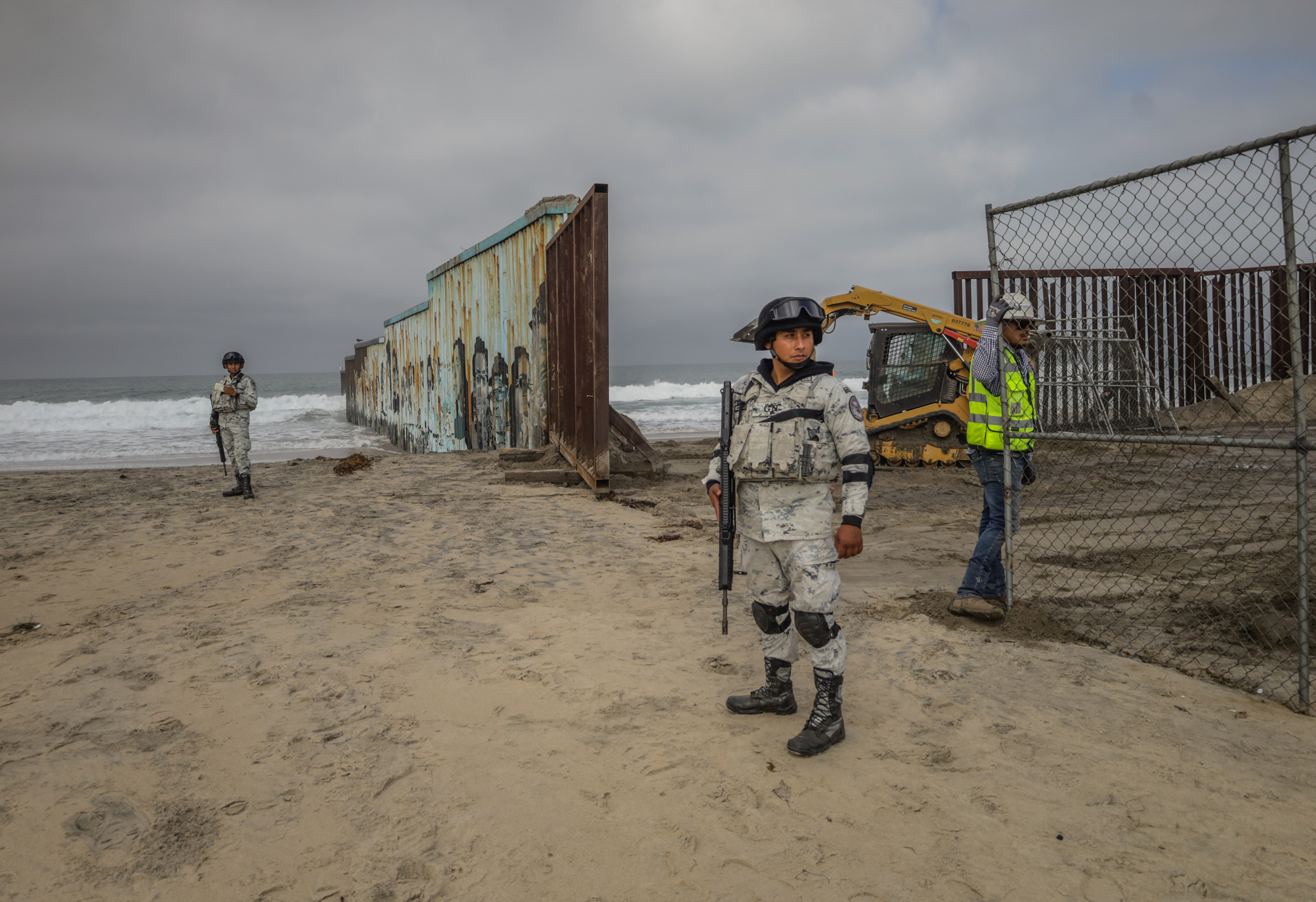 Refuerzan muro antiinmigrante de 9 metros de altura entre Tijuana y San Diego