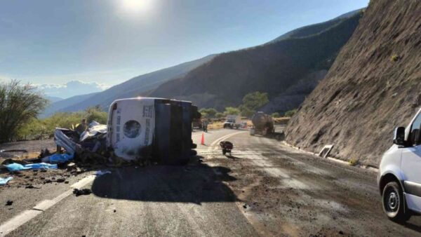 Mueren 17 migrantes venezolanos al volcar en Oaxaca autobús en el que viajaban