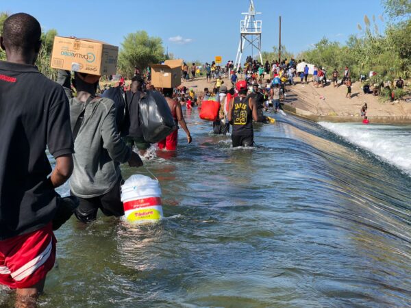 ¡Cambio inesperado! Biden ordena reforzar muro antiinmigrante en Texas